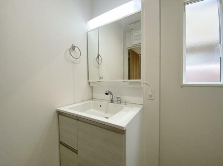 洗面化粧台 3面鏡、シャワーヘッド、収納を配置した洗面スペースです。朝の身支度に便利です。