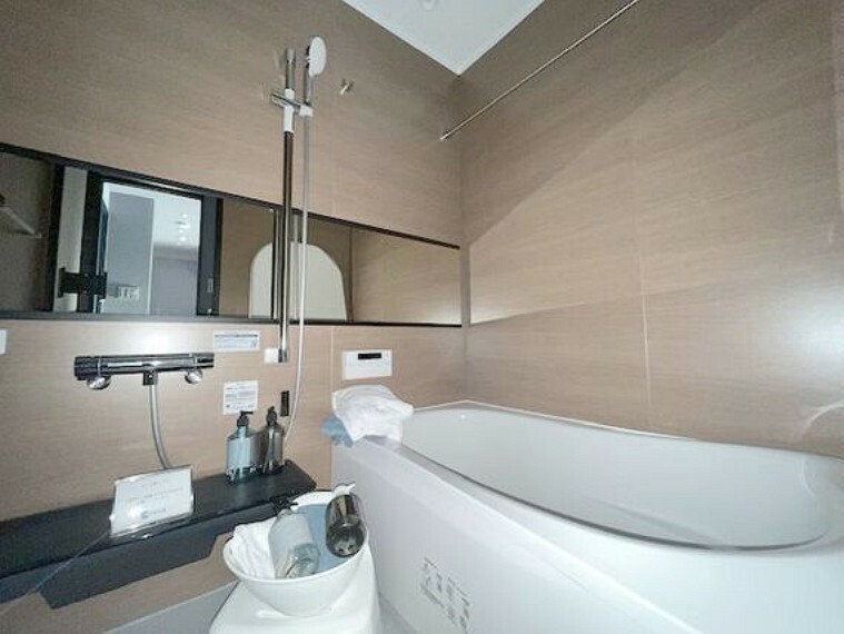 浴室 清潔感と高級感のあるカラーで統一した浴室。ゆったりお使い頂けるバスタブが心地よさをもたらします。