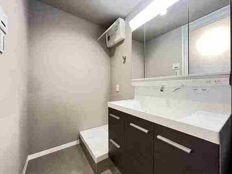 ランドリースペース 毎日の身だしなみチェックに欠かせない洗面所は、清潔感の溢れる上品なデザインです。