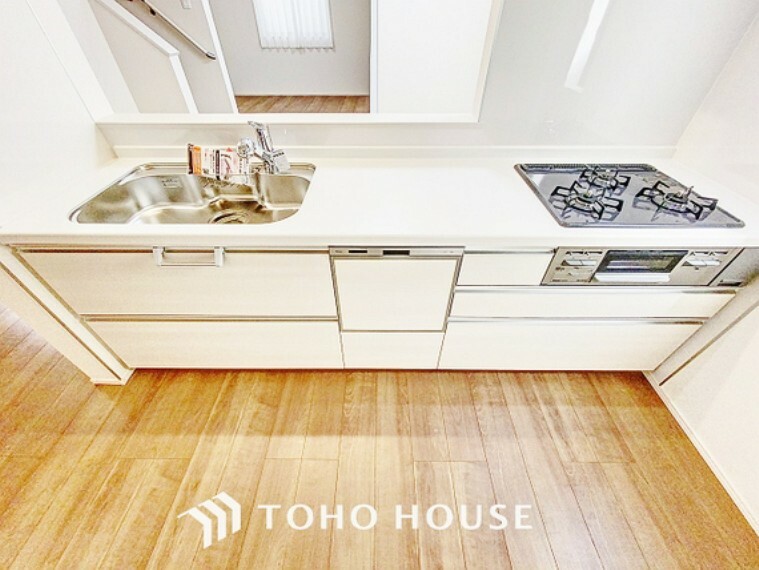 キッチン 「家事時短の叶うキッチン。」食洗機、3口コンロ、スライド収納等、日々の家事効率を上げる嬉しい設備を搭載。≪もっと快適に≫を実現するシステムキッチンです。