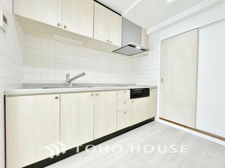 ダイニングキッチン 「壁付けキッチン」リビングのスペースを広く取れる壁付けキッチン。家事の動線を考え、動きやすく、使いやすい空間造りができます。