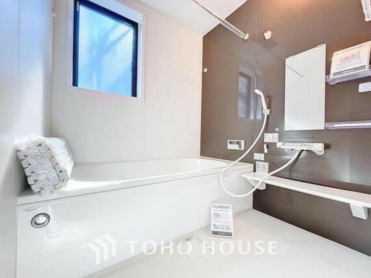 浴室 「癒し・快適バスルーム。」清潔感の溢れる浴室には追い炊き機能・浴室乾燥機付き。もちろん小さなお子様と入っても広々使えて癒しのバスタイムになります。