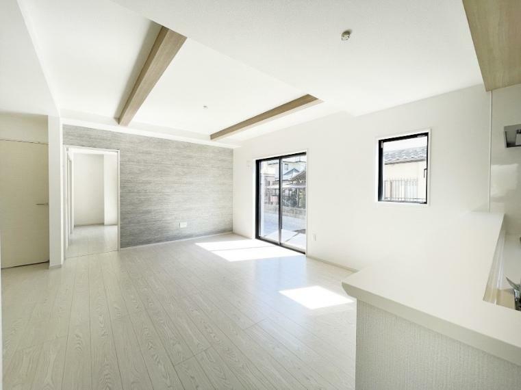 居間・リビング 折上天井は立体的な奥行きがあるので、天井が広く見えて開放的な空間を演出できます。