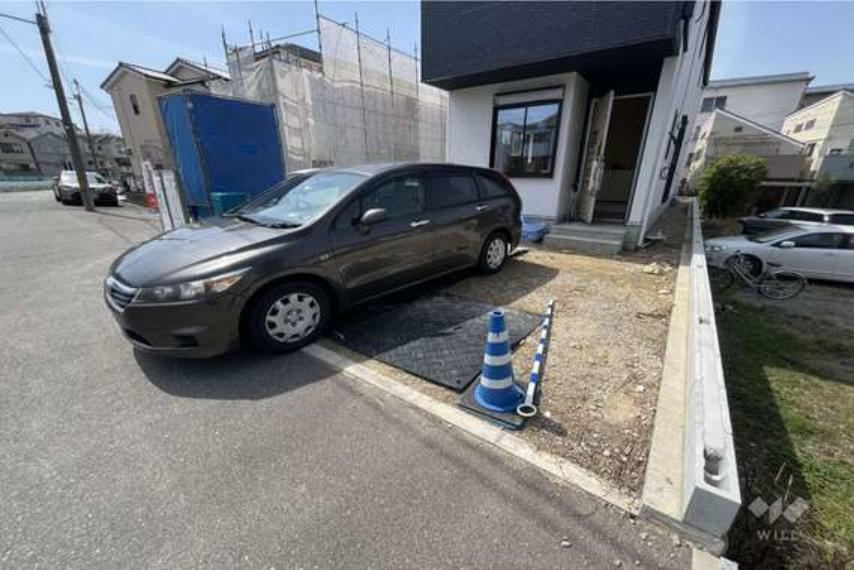 駐車場 【駐車スペース】前面道路との高低差がなく駐車しやすいです。普通車2台駐車可能です。