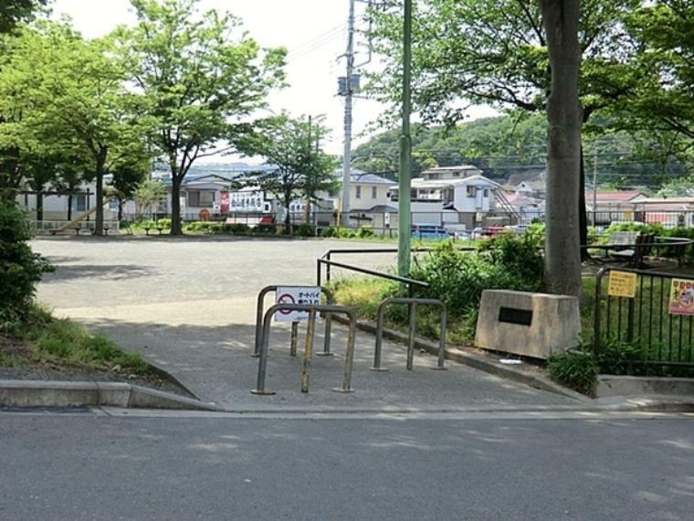公園 白山道公園 白山道公園は横浜市金沢区にある住宅街の十分な広さの公園です。公園の設備には水飲み・手洗い場があります。