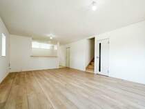 【Living room】 柔らかな色合いのフローリングと清潔感のあふれる白のクロスが明るい空間を創り出しているリビングダイニング。