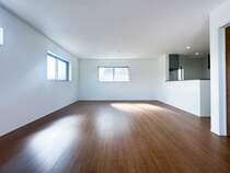 【Living room】 柔らかな色合いのフローリングと清潔感のあふれる白のクロスが明るい空間を創り出しているリビングダイニング。家族の集まる憩いの場にふさわしいです。