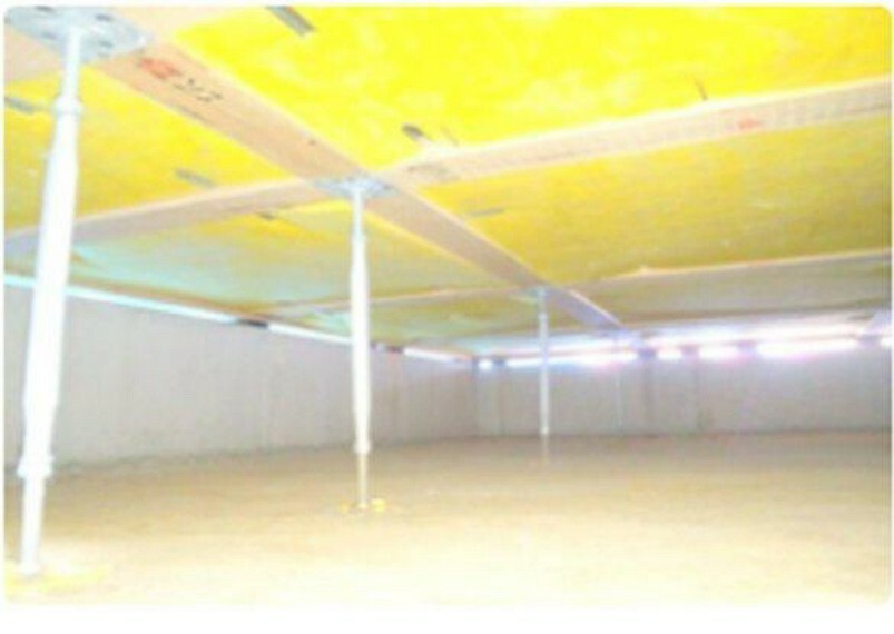 構造・工法・仕様 サビやシロアリを寄せ付けない鋼製の床束を採用し、頑丈な構造を支えます。長期間の使用にも優れた素材です。柱や壁面など床から約1mの範囲には白アリに対する防蟻効果の高い薬剤を塗布し、防蟻処理を施しています