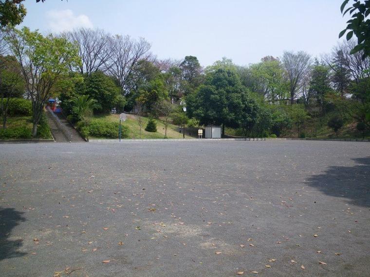公園 山内公園（横浜18区の中で公園の数が1番多いのがこの青葉区です。小さなお子さまから大人まで思い切り満喫できます！自然豊かな環境は成長促進にもなり健康的です。）