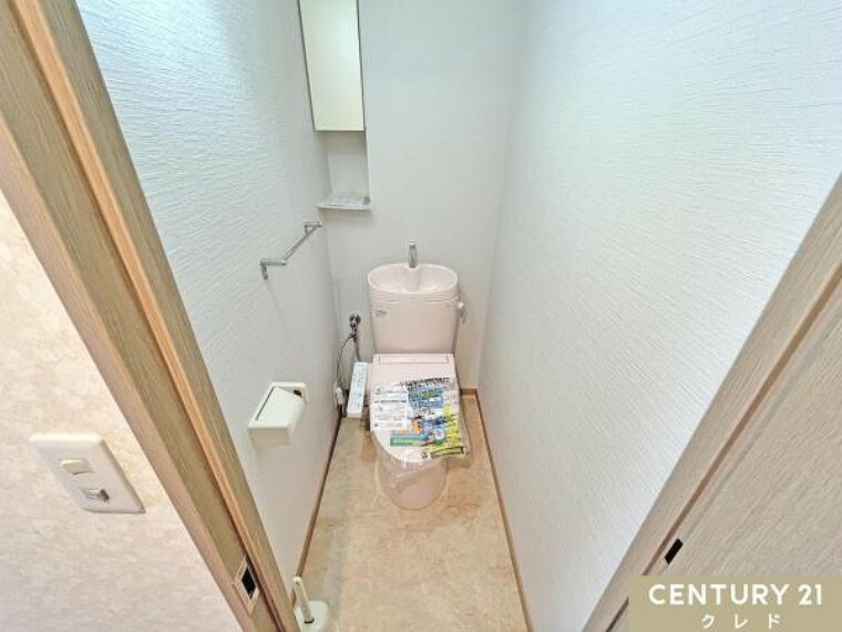 トイレ ウォシュレット付きのトイレに交換しました。 室内はライフスタイルに合わせやすいシンプルな造り。 温水洗浄・便座暖房機能の付いたトイレは、肌への負担に配慮し、快適な生活をサポートします。
