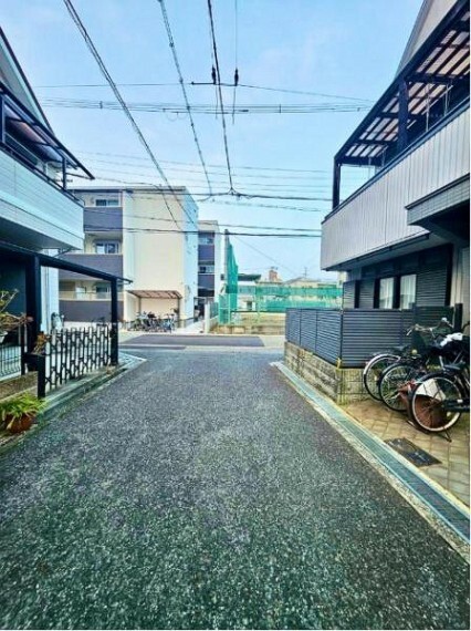 現況写真 前面道路含む戸建写真です