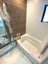 浴室 【浴室】 リフォーム済の落ち着いた色合いのバスルーム 小窓付きで自然換気も可能！