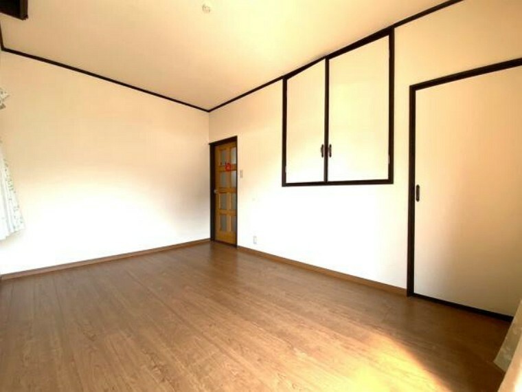 洋室 【洋室】 階段上部分に位置した収納スペースとバルコニー側にも収納スペースがあります。