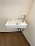 洗面化粧台 【洗面】 1階トイレとシャワールーム前には階段につながる開けたスペースがあり、手洗い場が設置されております。