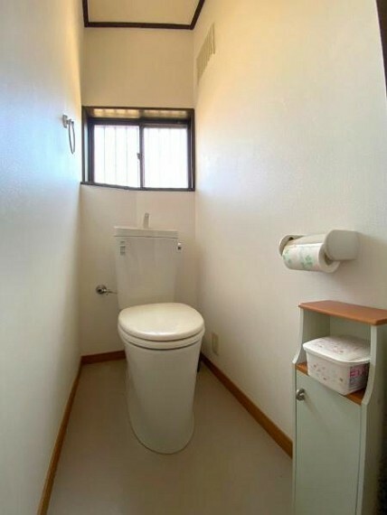 トイレ 【トイレ】 2階個室トイレ。 奥行があり小窓付きで自然換気も可能です。