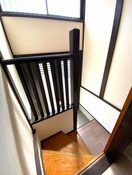 玄関 【玄関】 2階玄関から入ると階段を上ってリビングへと繋がっております。