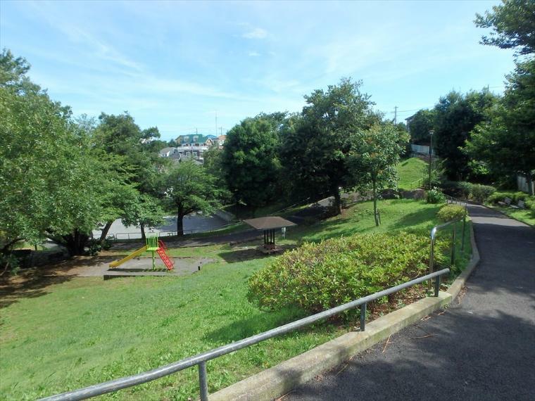 公園 鎌谷町公園（閑静な住宅街の中にある比較的大きな公園。緑も豊かで癒される空間です。）