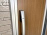 ピッキング犯罪を防止する防犯型玄関錠です。玄関には二重のディンプルキータイプの鍵を、さらにバールなどでこじ開けられにくい鎌デッド錠やサムターン回し防止タイプを採用しています。