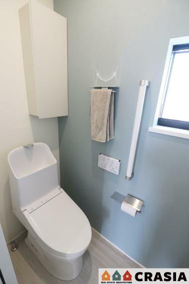 トイレ 2階トイレです。壁には手すりが付いており、足腰が悪い方やご年配の方にも利用しやすく嬉しいですね（2024年3月撮影）