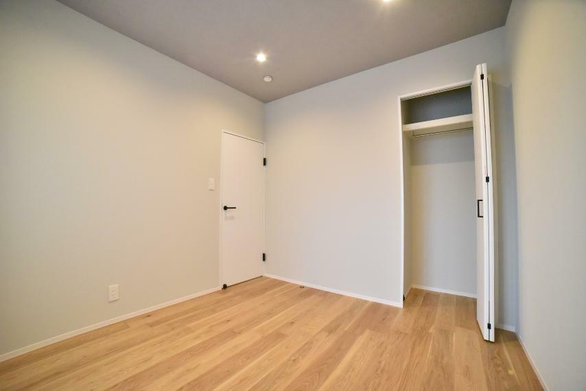 【洋室5.3帖】全室収納スペース付きでお部屋を広く快適にお使いいただけます！