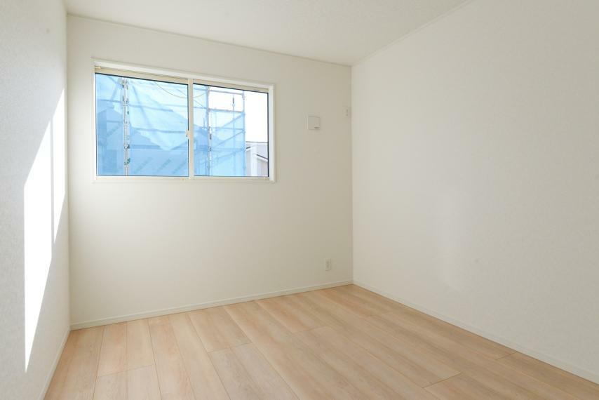 同仕様写真（内観） 【同仕様例】ナチュラルデザインの洋室は、家具を合わせやすい配色なので模様替え等もしやすいです