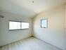 子供部屋 ≪北西側5.34帖洋室≫二面採光で明るい空間！家具の配置がしやすいよう、シンプルなつくりになっております。