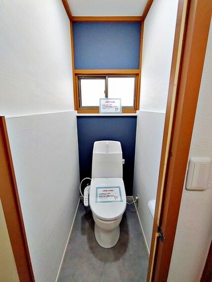 トイレ 温水洗浄便座付！窓付きで換気がしやすいトイレ！