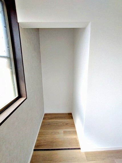 壁面収納があればタンスを置く必要がなく、出っ張りのないスッキリ空間を維持できます。