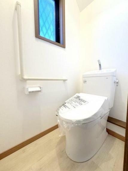 トイレ ■手すりを備え安心設計のトイレスペース