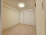 寝室 洋室5.5帖:収納充実ですっきりと整頓されたお部屋作りが可能です！