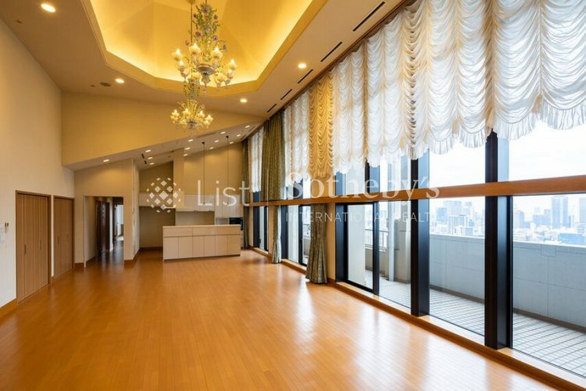 居間・リビング 天井まで窓が広がり、室内に光が取込める設計。