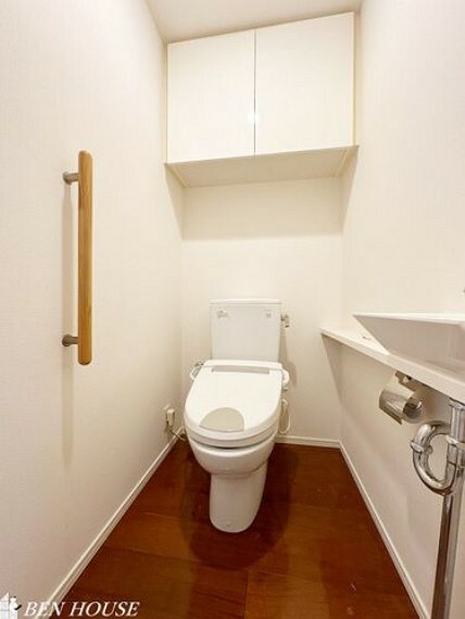 トイレ トイレ・吊戸棚の設置があり、トイレットペーパーやお掃除道具などもスッキリ収納できます