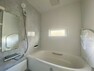 浴室 1日の疲れを癒すバスルームはしっかり換気が出来る大きな窓付き。湿気がこもりやすい浴室も清潔に保てます。
