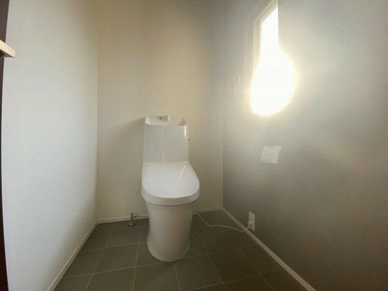 トイレ 白を基調とした、清潔感のあるシンプルなデザインのトイレは嬉しい窓付きで換気もしっかりとできますね！