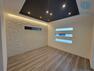 居間・リビング 【LDK/モデルハウス】 ホワイト×ブラックでデザインした、おしゃれなリビングスペース。間接照明を施しており、柔らかな光が空間全体を優しく包みます。