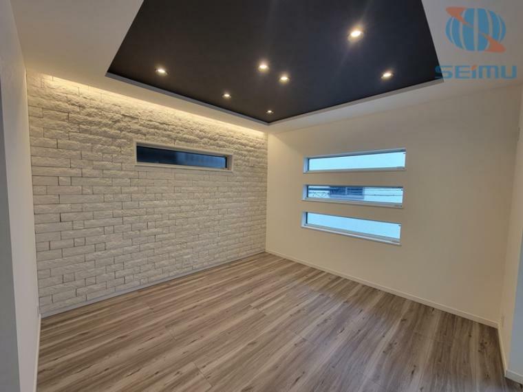 居間・リビング 【LDK/モデルハウス】 ホワイト×ブラックでデザインした、おしゃれなリビングスペース。間接照明を施しており、柔らかな光が空間全体を優しく包みます。