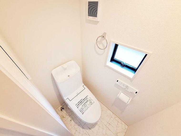 トイレ 1階/温水洗浄機能付で清潔感のあるトイレ。