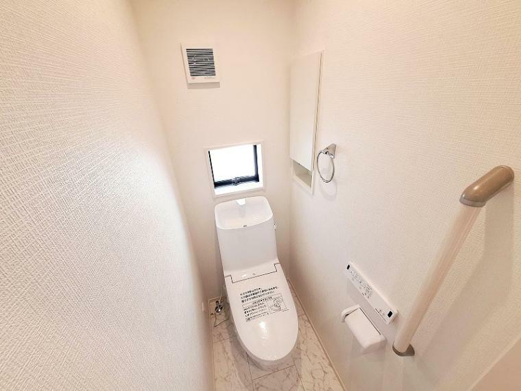 トイレ 2階/採光面もあり明るく快適な空間です。