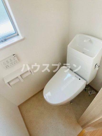 トイレ 窓があるので換気ができる清潔感のあるトイレ。快適な温水洗浄便座付きで、 清潔さと快適さを両立します。
