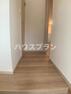 明るいデザインの1階廊下。心地よい雰囲気を作り出し、快適な居住環境を提供します。