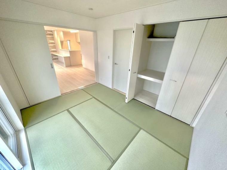 和室 い草の良い香りがする畳のお部屋  引き戸を開放すればLDKとつながりさらに開放的な空間になります。