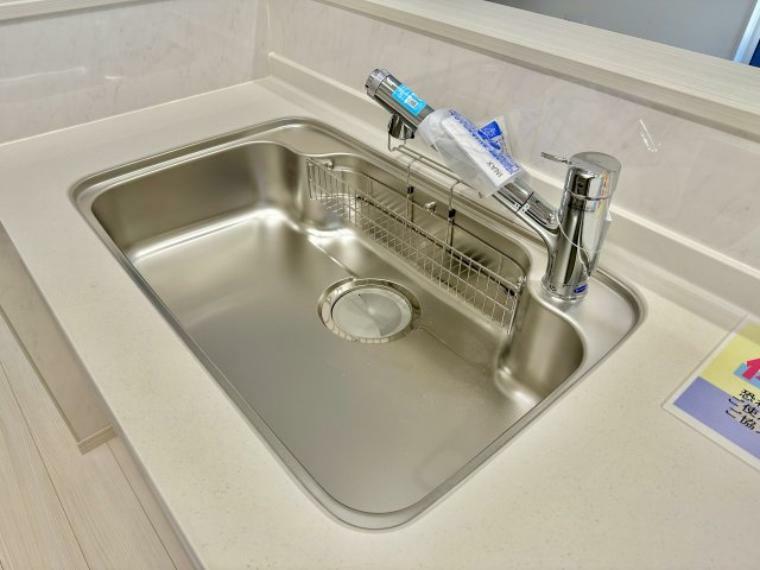浄水機能付シャワー水栓は、浄水器ごと蛇口が引き出せるから、ポットやお鍋などに浄水を注ぐときやシンクを洗う時に便利です