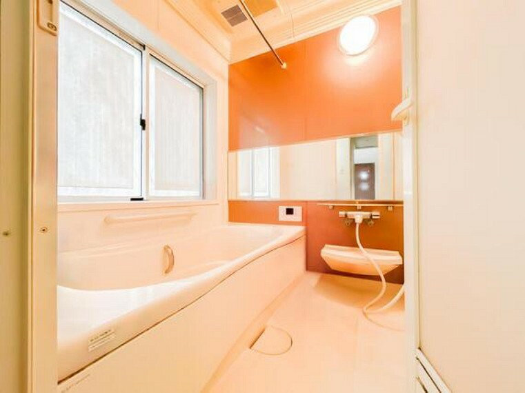 浴室 日々の疲れを癒すお風呂はやさしい色合いの空間です。（家具置きや家具けしをCG加工で施しています）