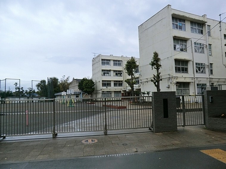 小学校 横浜市立勝田小学校　距離約450m
