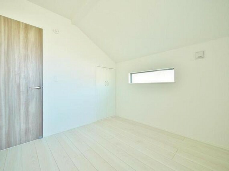 子供部屋 白を基調とした部屋は、部屋をより広く見せてくれます。光を反射するので部屋を明るく美しく見せる効果もあります。また、家具の色で部屋の雰囲気を自分のカラーにつくり上げることもできます。