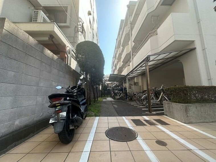 駐車場 敷地内バイク置場。