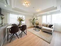窓ばかりでなく壁面も確保したリビングは家具を置いたり、物を飾ったりと生活に必要なスペースとなります。