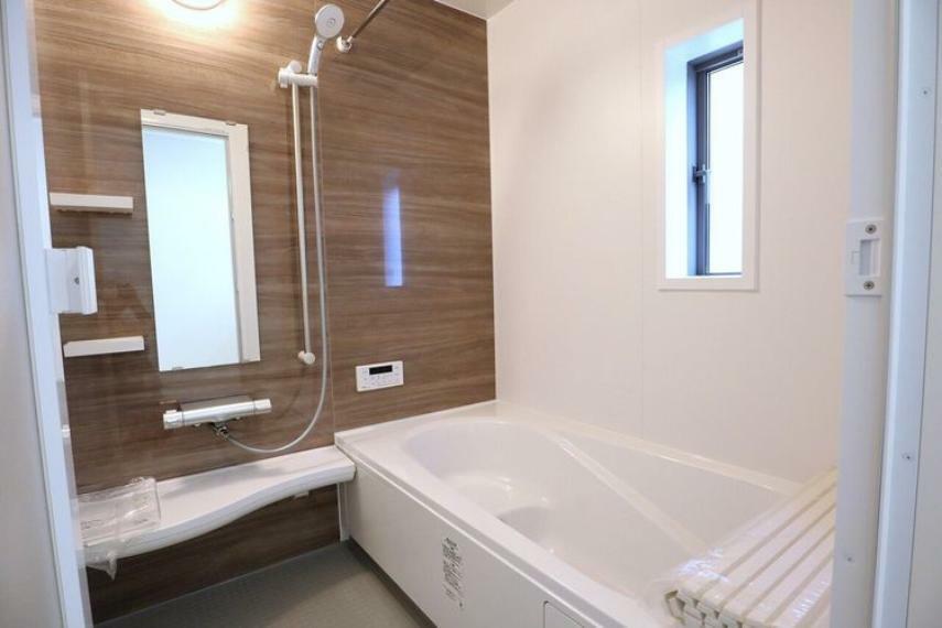 同仕様写真（内観） 浴室 　同仕様一坪サイズの浴室で足が伸ばせて快適です 浴室暖房乾燥機付で、雨の日でも洗濯物が乾かせます