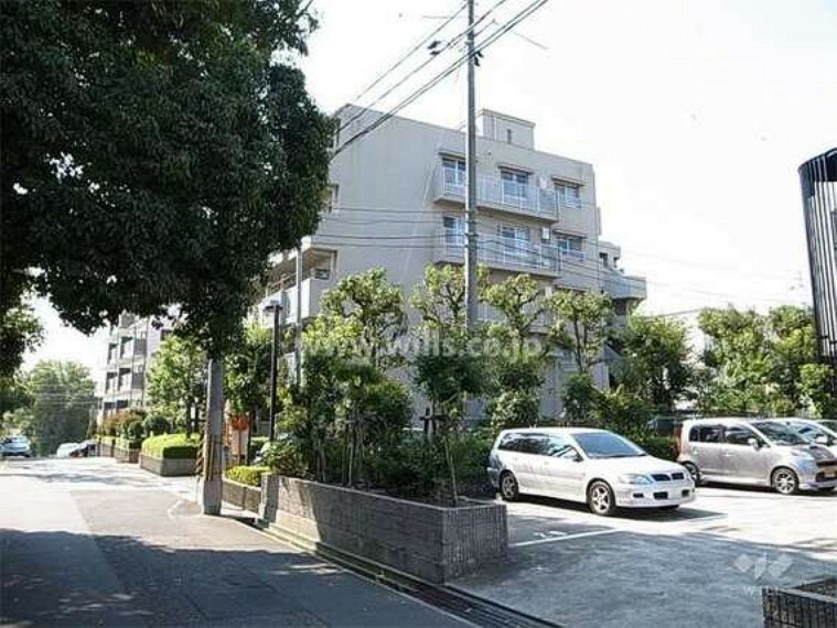 周辺は緑豊かな住宅地。伊丹空港の航路に近く、上空を飛行機が飛びます。