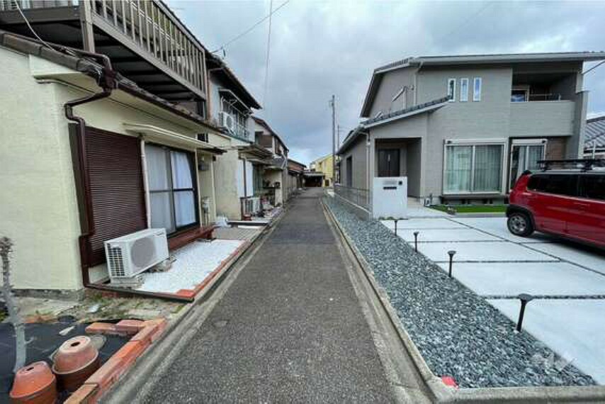 現況写真 物件の東側前面道路（南側から）［2024年3月15日撮影］